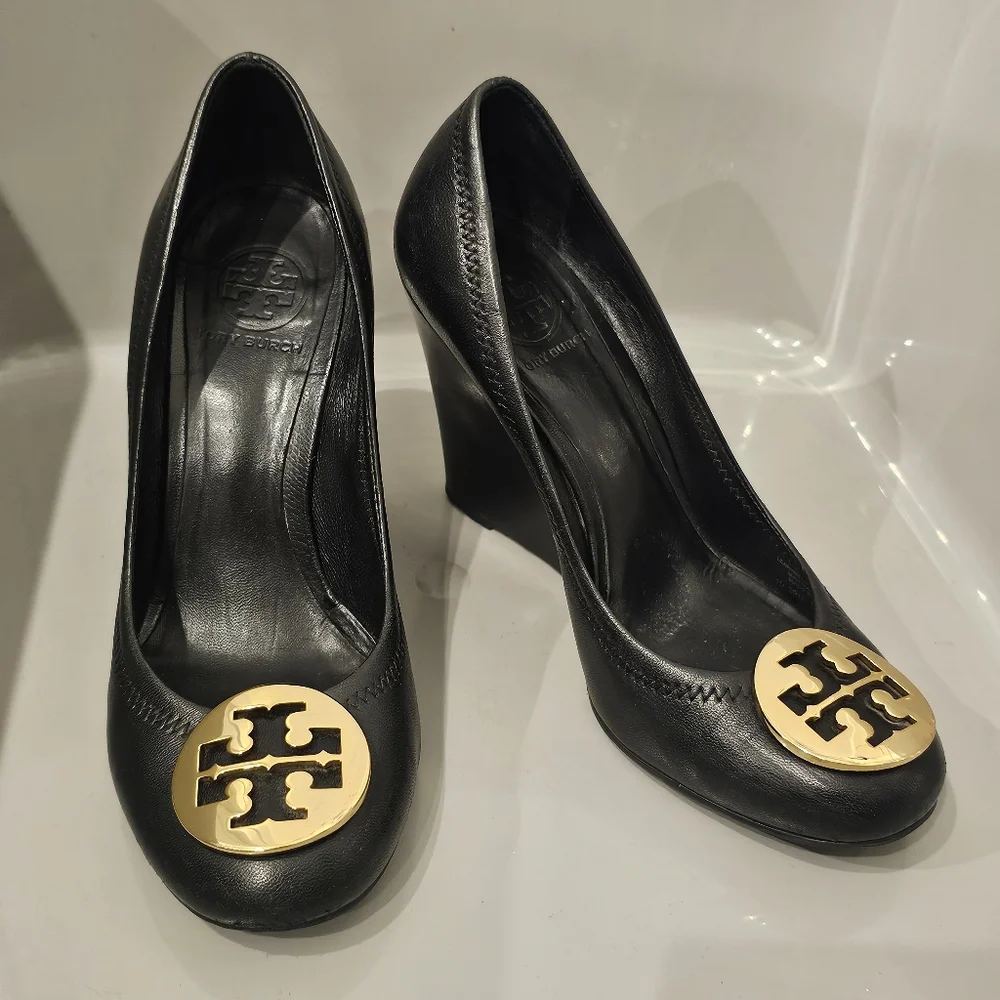 TORY BURCH Black and Gold Wedge Pumps Sally Sophie